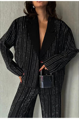 Aec Prive premium kalite şık kadın takım elbise, modern çizgili tasarım ve rahat kesim ile uygun kombin imkanı sunar.