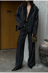 Aec Prive premium kalite şık kadın takım elbise, ince çizgili tasarım ve zarif siluetiyle dikkat çekiyor