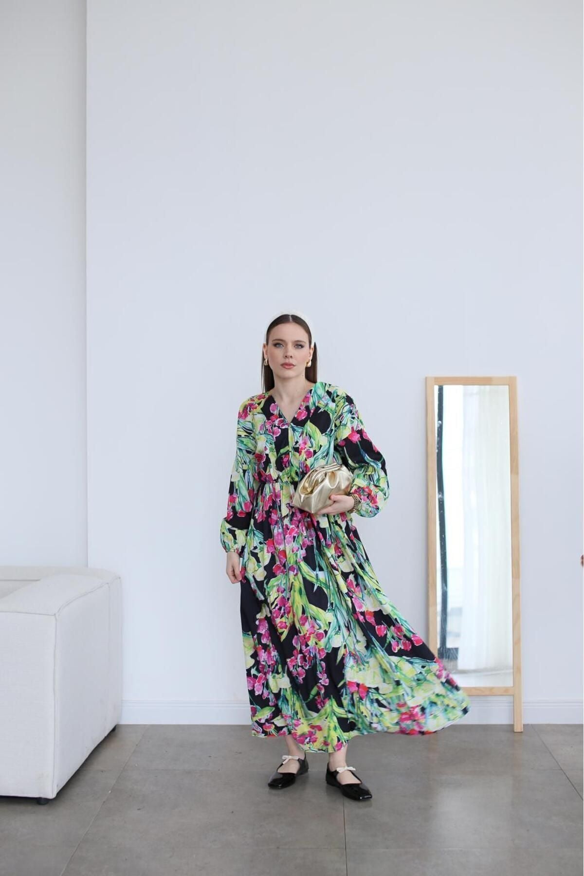 Aec Prive renkli pamuklu kadın elbise ile stil sahibi kadın, modern iç mekan tasarımında poz veriyor