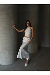 Aec Prive saten etek yeni sezon, beyaz rengi ve şık tasarımıyla zarif bir kombin oluşturuyor.