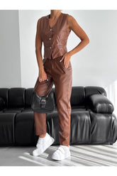 Aec Prive şardonlu siyah deri pantolon rahat bir kombinle sunulmuş, spor ayakkabılarla tamamlanmış