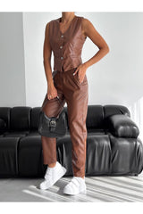 Aec Prive şardonlu siyah deri pantolon rahat bir kombinle sunulmuş, spor ayakkabılarla tamamlanmış