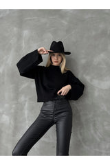 Aec Prive siyah kadın kazak, boğazlı tasarımıyla şık bir görünüm sunuyor