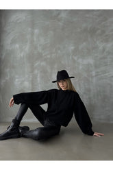 Aec Prive markalı siyah kadın kazak, geniş kollar ve rahat kesim ile modern bir görünüm sunuyor.