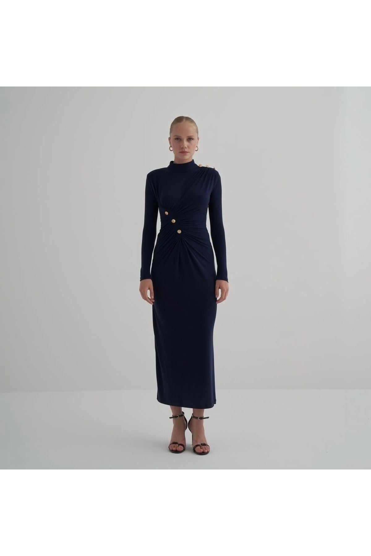 Aec Prive düğme detaylı uzun elbise, şık görünüm için vücuda oturan kesim ile tasarlandı