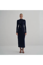 Aec Prive düğme detaylı uzun elbise, şık görünüm için vücuda oturan kesim ile tasarlandı