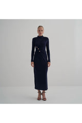 Aec Prive düğme detaylı uzun elbise, şık görünüm için vücuda oturan kesim ile tasarlandı