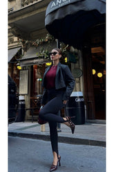 Aec Prive vücut saran korse tayt ile şık bir kombin yapan kadın, dış mekan fotoğrafı