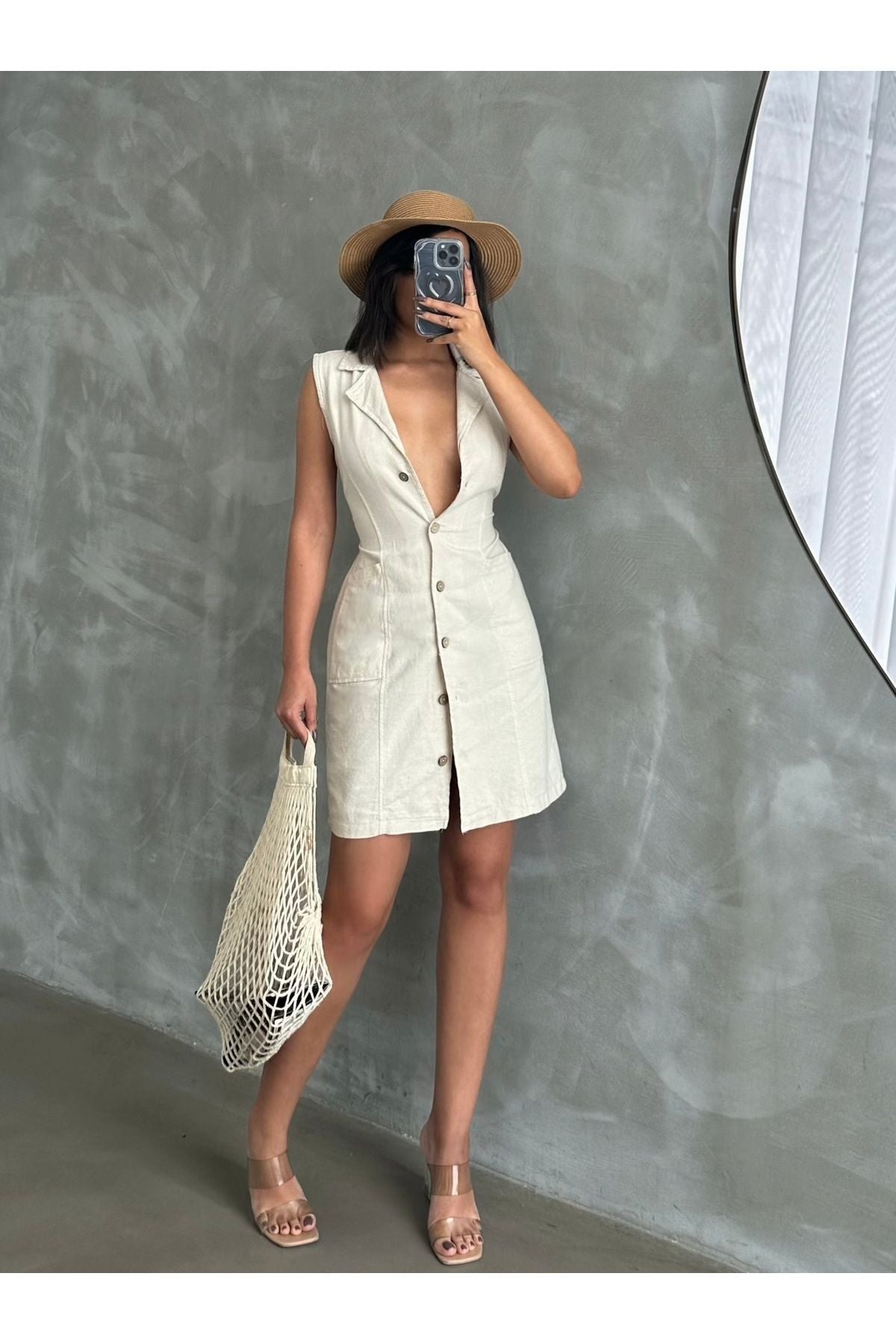 Aec Prive yazlık keten elbise, hafif kumaşı ve düğmeli ön kısmı ile şık yaz modası için ideal.