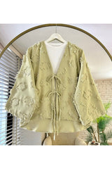 Aec Prive yazlık müslin kimono gömlek, açık yeşil renk ve dantel detaylarıyla şık bir yaz seçeneği