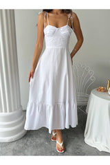 Aec Prive beyaz yazlık uzun elbise, şık askıları ve volan detaylarıyla yaz ayları için ideal