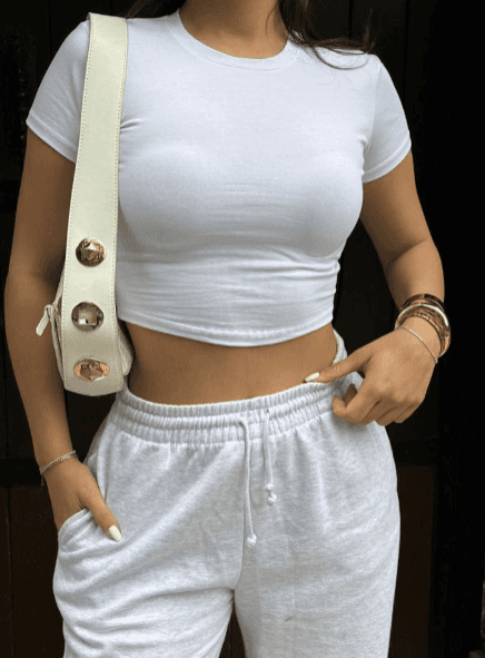 Yumuşacık pamuklu kumaşı ve sade şıklığıyla basic T-shirt modelleri şimdi çok daha trend. Gardırobunuzu yenileyin, rahat stilin tadını çıkarın!