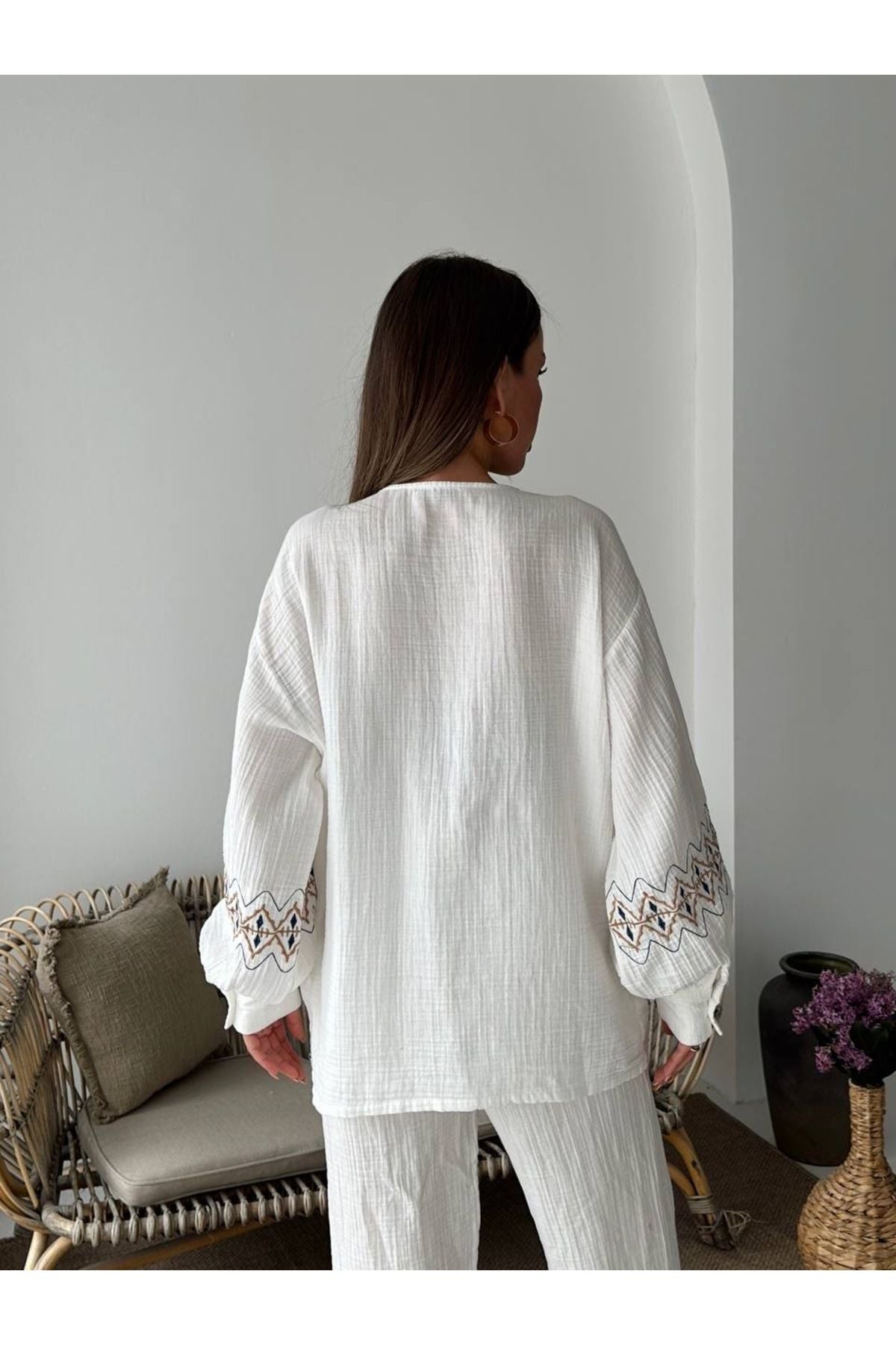 Aec Prive 100 pamuk nefes alabilen kadın takım, şık beyaz bluz ve pantolon seti arka görünüm