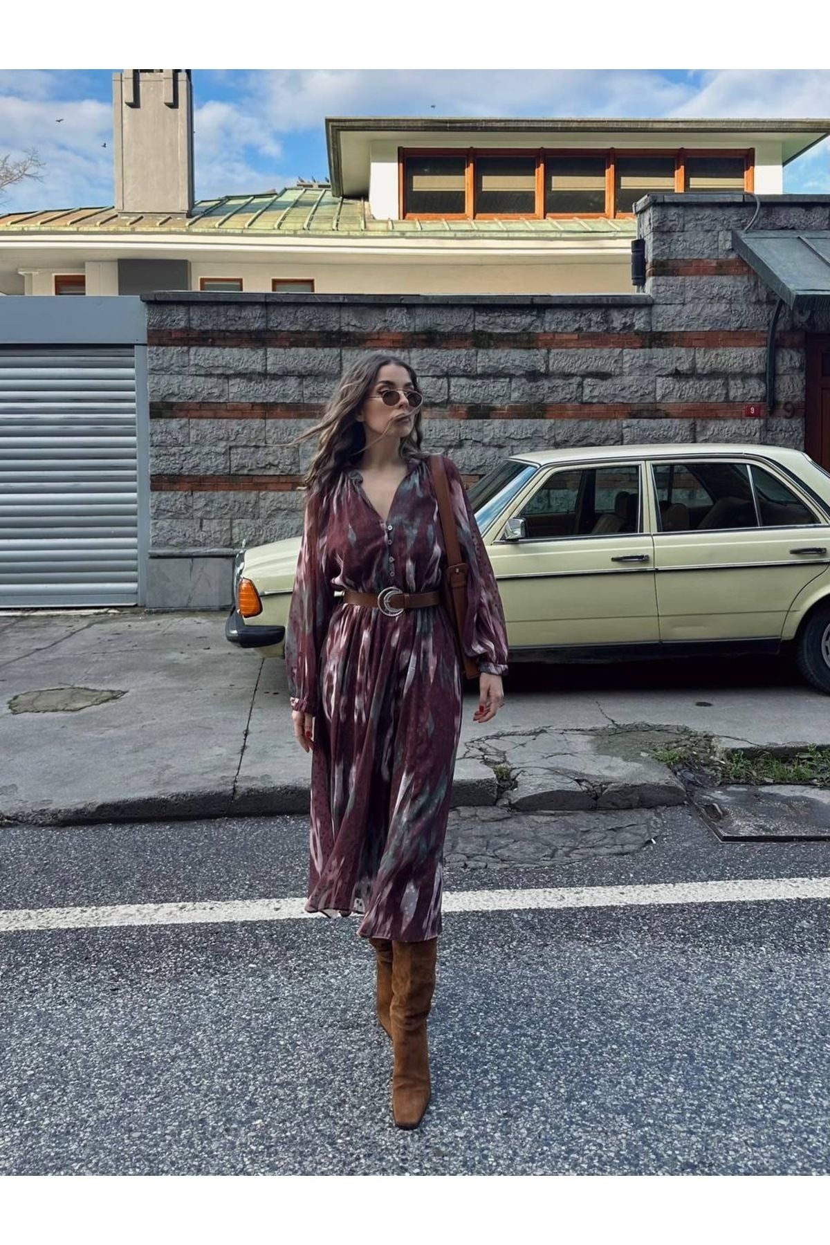 Aec Prive kadın astarlı tül elbise, bel kemeriyle şık bir görünüm sunuyor