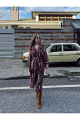 Aec Prive kadın astarlı tül elbise, bel kemeriyle şık bir görünüm sunuyor