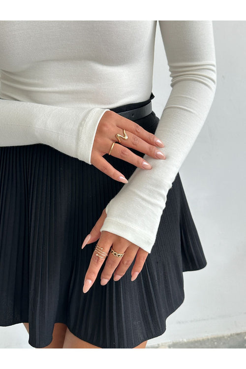 Aec Prive bambu parmak geçirmeli bluz, uzun kollu ve hafif yapısıyla şık bir görünüm sunuyor.