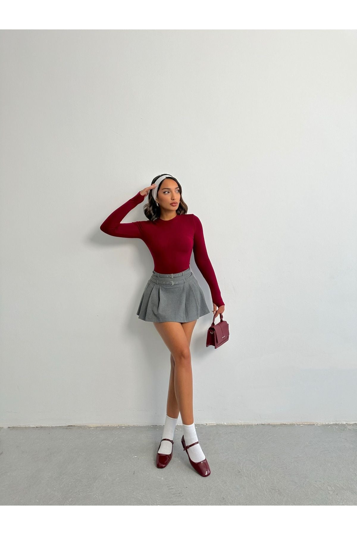 Bordo Aec Prive bambu parmak geçirmeli bluz ile şık bir etek kombinasyonu