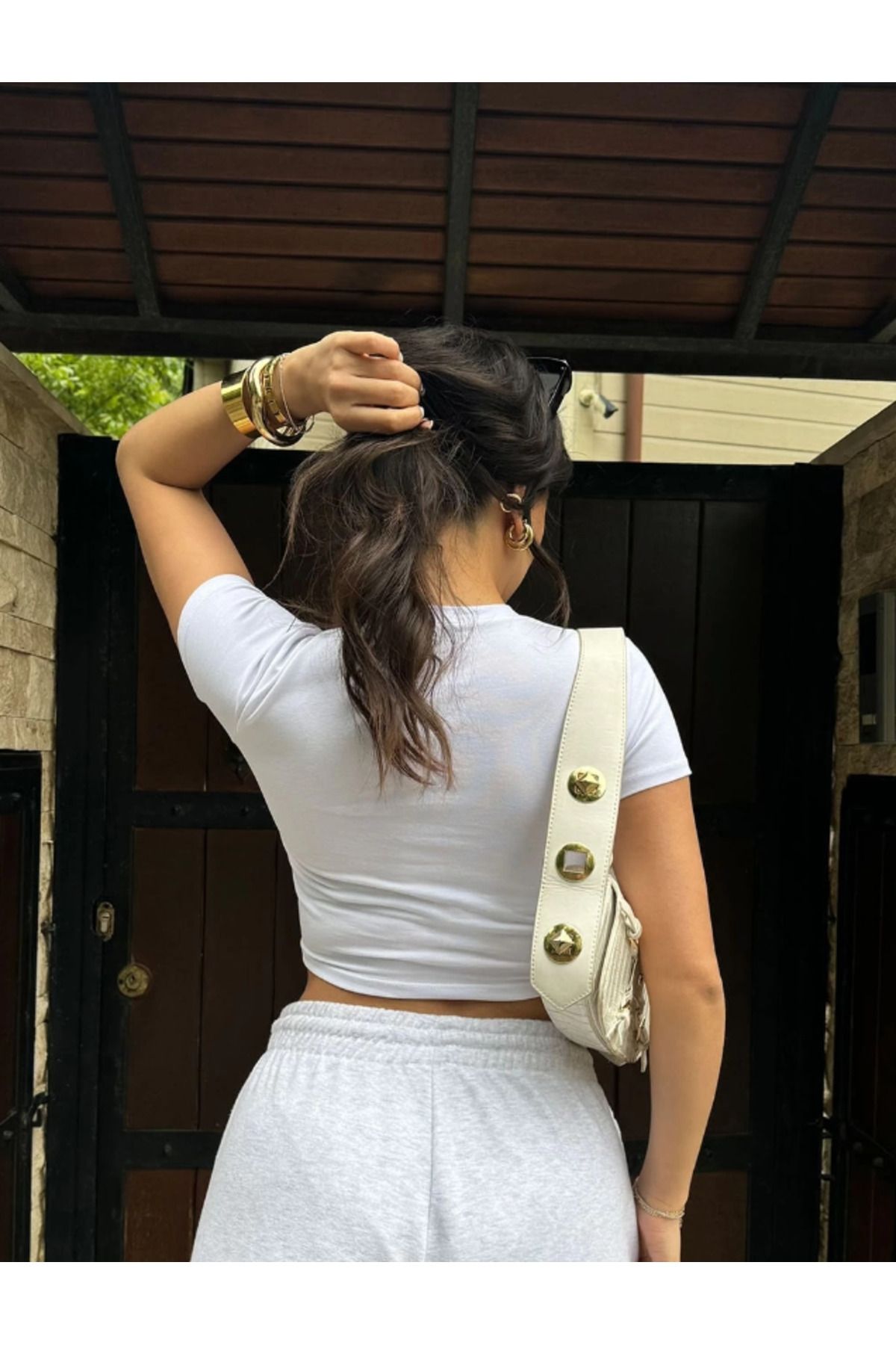 Aec Prive beyaz crop t-shirt kadın, arka görünüm ile şık bir tasarım sunmaktadır.