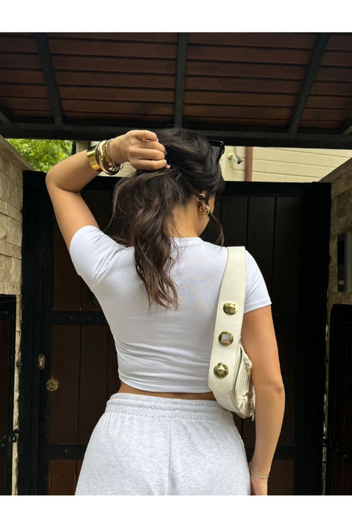 Aec Prive beyaz crop t-shirt kadın, arka görünüm ile şık bir tasarım sunmaktadır.