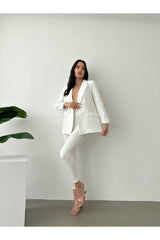 Aec Prive beyaz kadın blazer ceket takım ile şık bir görünüm sunan kadın modeli