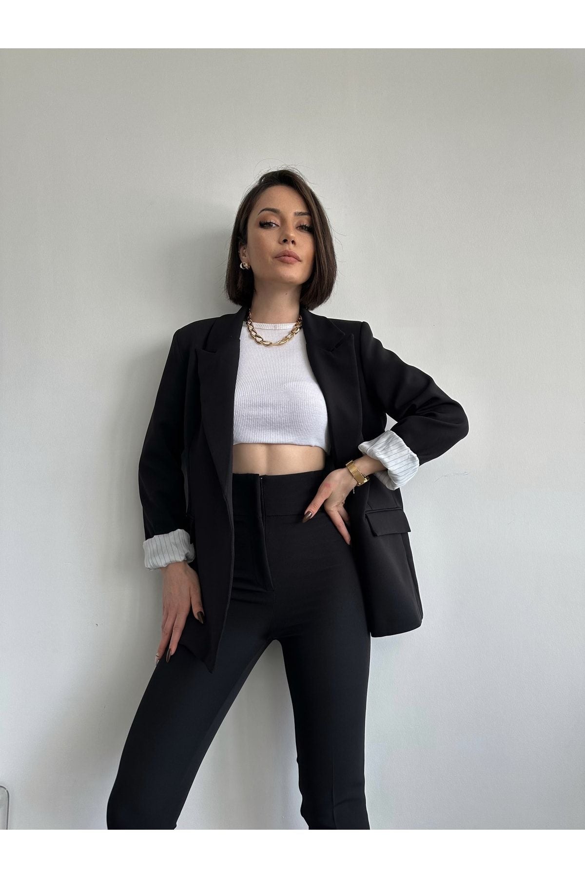 Siyah Aec Prive ceket ve pantolon kombinasyonu, beyaz kadın blazer ceket takım ile şık bir görünüm sunar