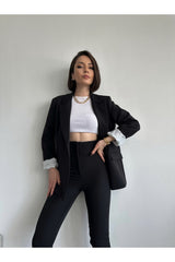 Siyah Aec Prive ceket ve pantolon kombinasyonu, beyaz kadın blazer ceket takım ile şık bir görünüm sunar