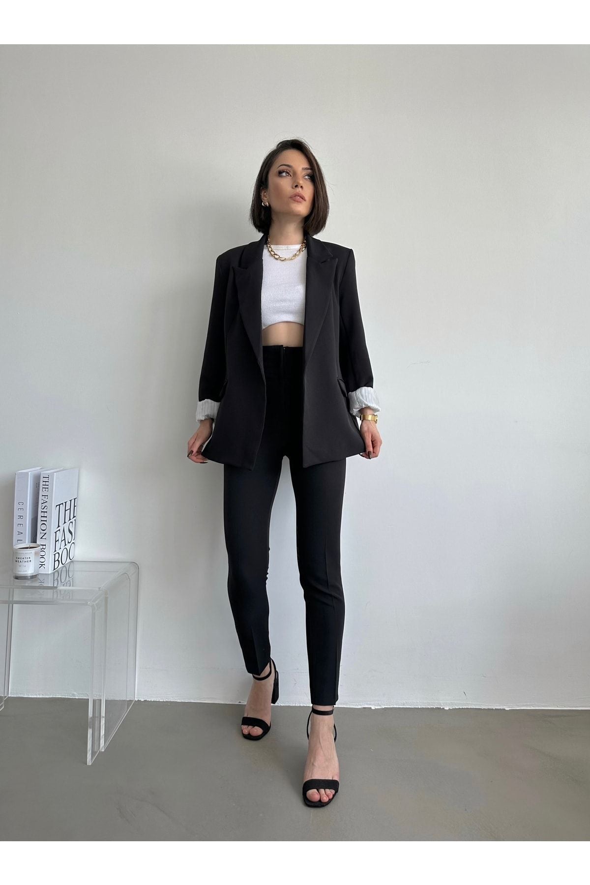 Aec Prive beyaz kadın blazer ceket takım ile modern kombin oluşturmuş model, siyah pantolon ve topuklu ayakkabılarla.