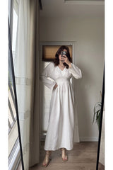 Aec Prive beyaz nakışlı uzun elbise, şık dikiş detaylarıyla modern bir görünüm sunuyor.