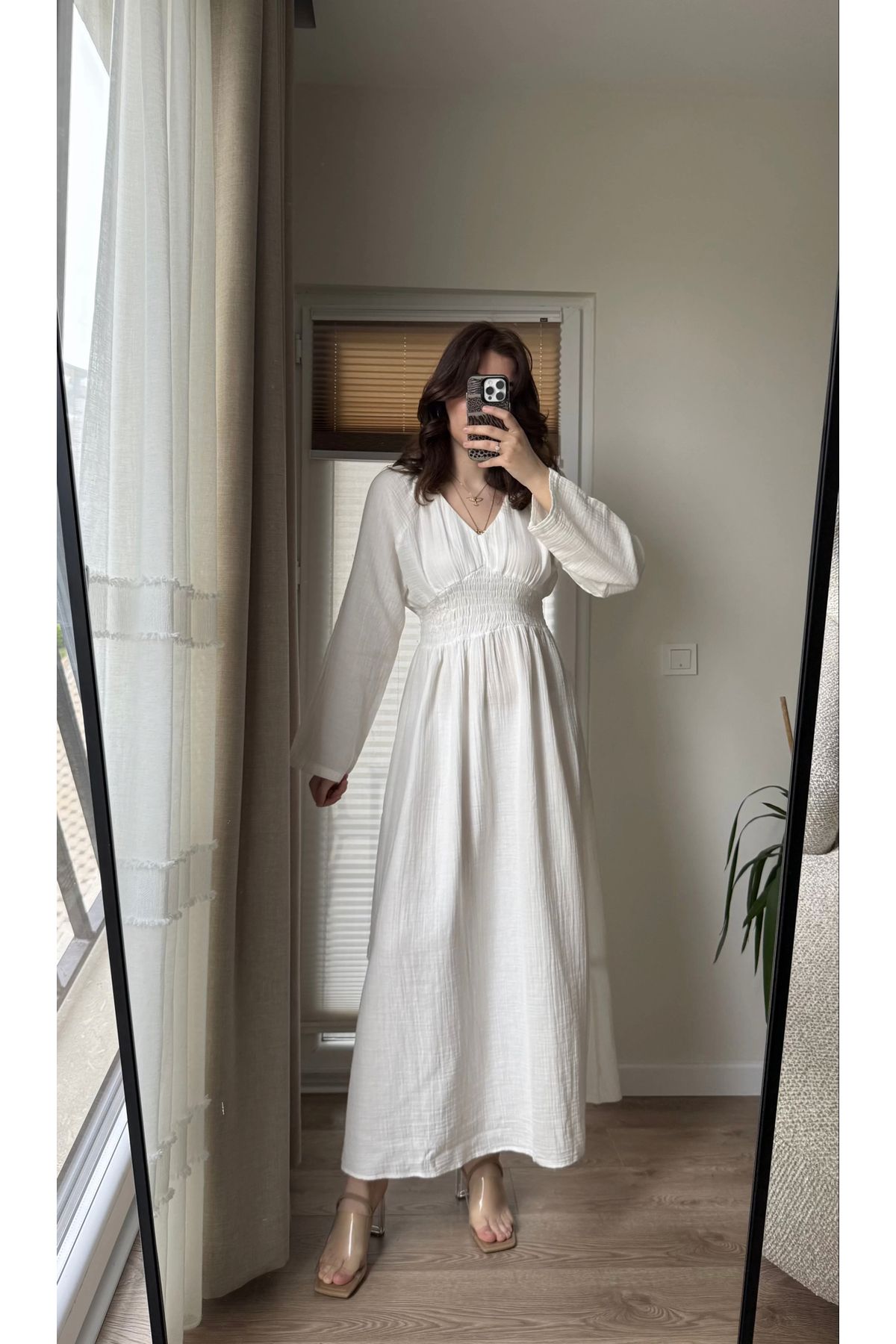 Aec Prive beyaz nakışlı uzun elbise, şık tasarımı ile rahat bir görünüm sunuyor