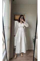 Aec Prive beyaz nakışlı uzun elbise, şık tasarımı ile rahat bir görünüm sunuyor