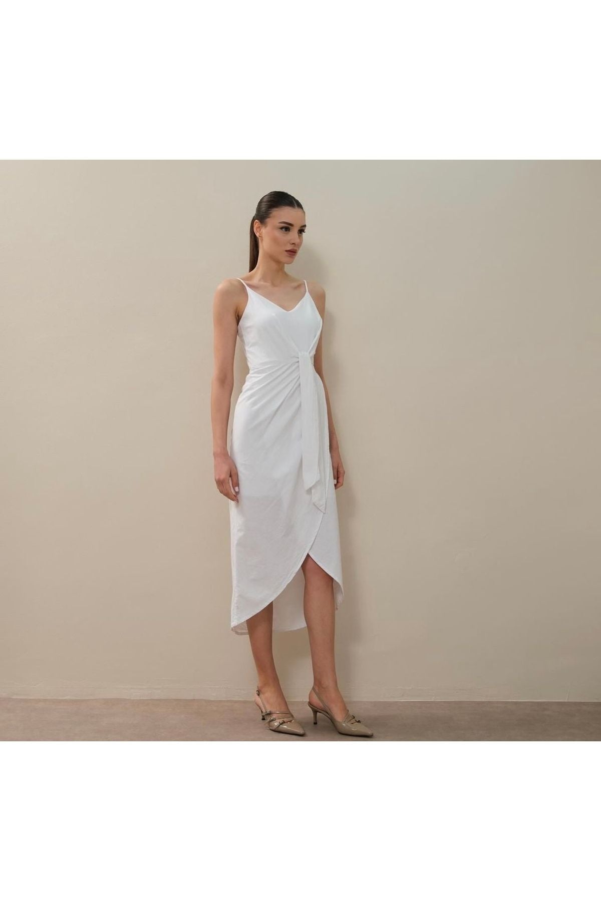 Aec Prive beyaz pamuklu uzun elbise, zarif dikişi ve hafif kumaşıyla şık bir görünüm sunuyor.