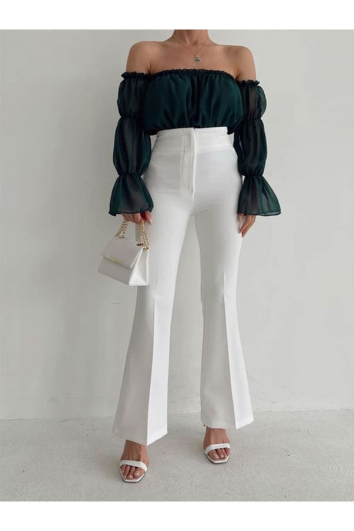 Aec Prive beyaz yüksek bel ispanyol paça pantolon ile şık bir kombin oluşturan model