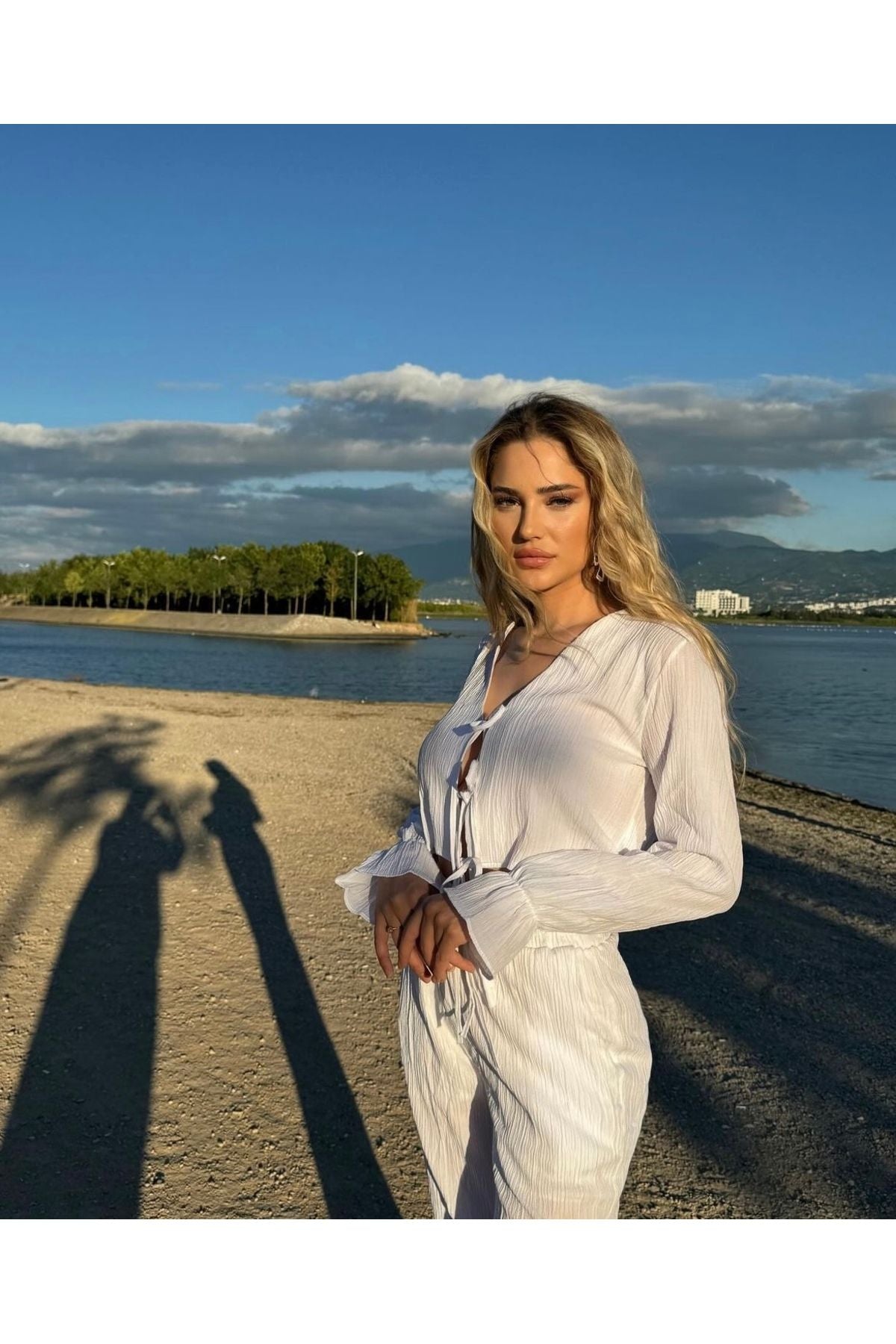 Aec Prive Bohem stil kadın takım, plajda zarif bir kadın modeliyle birlikte doğal bir manzara