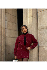 Bordo taşlı kaşe ceket etek takım, şık bir görünüm için modern bir kombin.