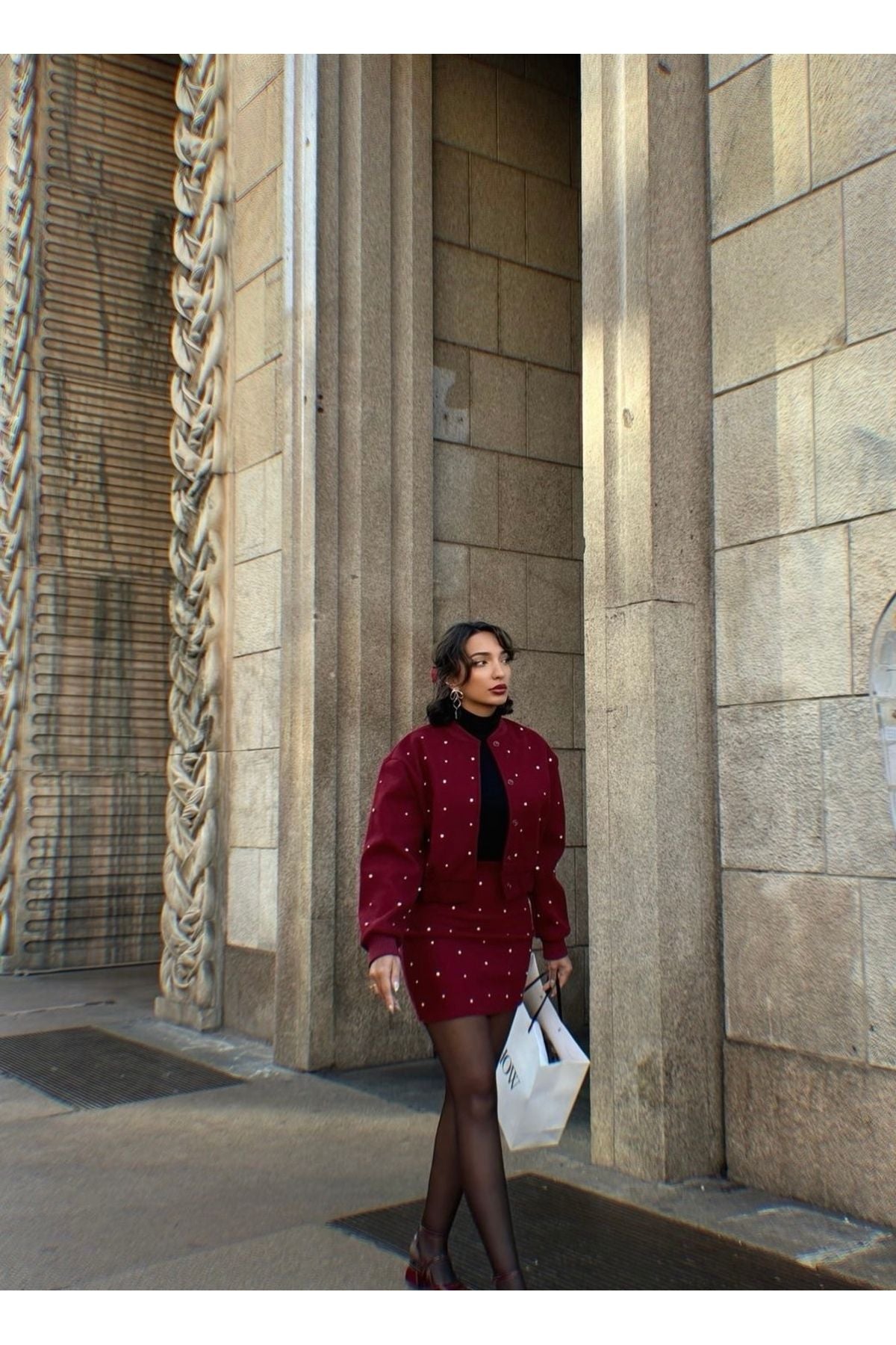 Bordo taşlı kaşe ceket etek takım, şıklık ve zarafet sunan kadın kıyafeti