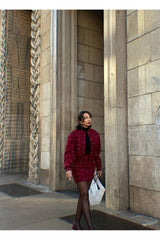 Bordo taşlı kaşe ceket etek takım, şıklık ve zarafet sunan kadın kıyafeti