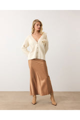 Aec Prive çiçek detaylı kadın hırka, şık ve rahat bir tarz ile kombinlenmiş