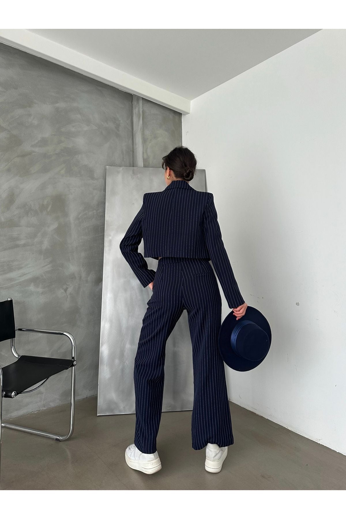 Mavi çizgili crop ceket palazzo pantolon takım ile şık bir görünüm sunan kadın arka görünüm