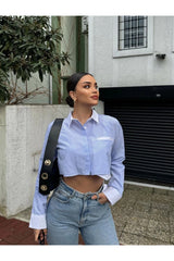 Aec Prive çizgili crop gömlek, mavi ve beyaz renklerle şık bir görünüm sunar