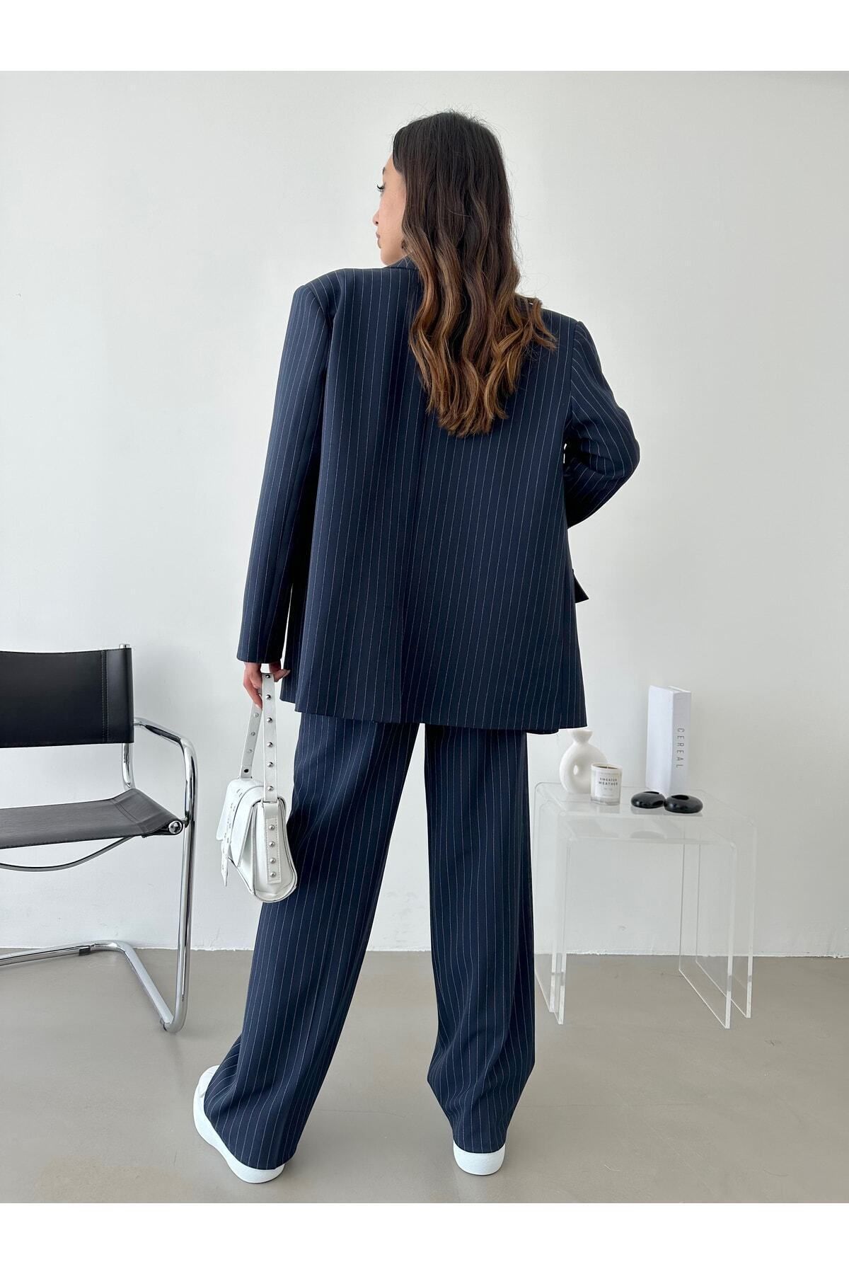 Aec Prive çizgili kadın blazer ceket pantolon takım, şık ve modern tasarım ile rahat bir görünüm sunuyor.