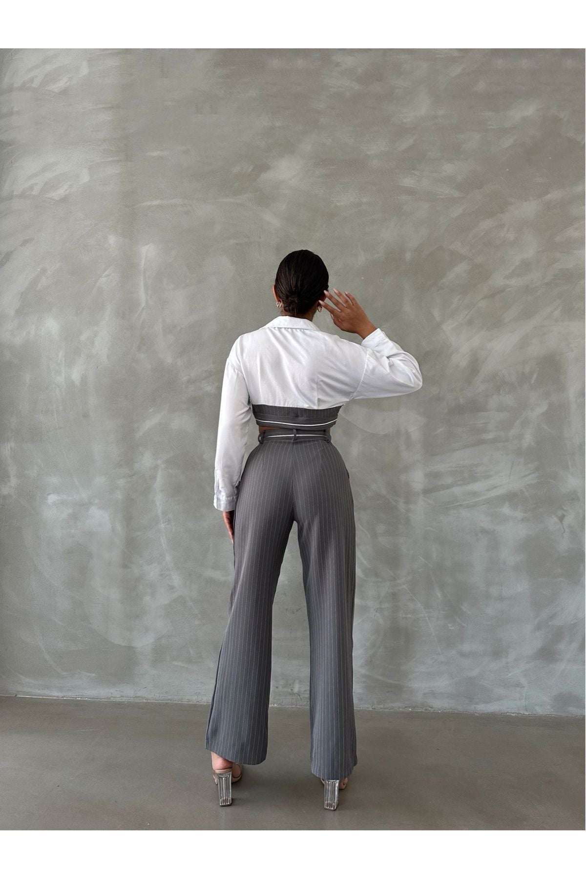 Aec Prive çizgili kadın gömlek palazzo takım, şık gri pantolon ve üst ile modern bir görünüm sunuyor