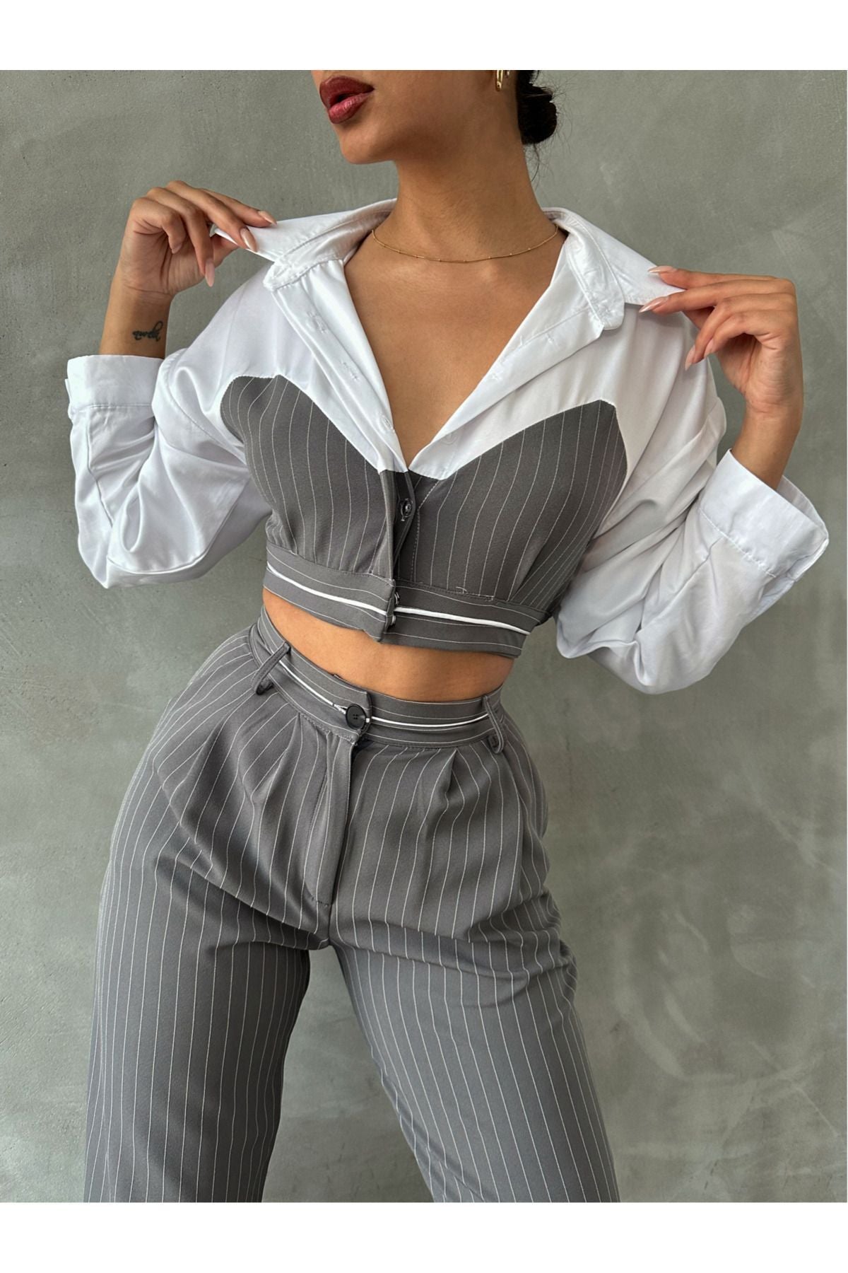 Aec Prive çizgili kadın gömlek palazzo takım, modern ve şık tasarımıyla dikkat çekiyor.