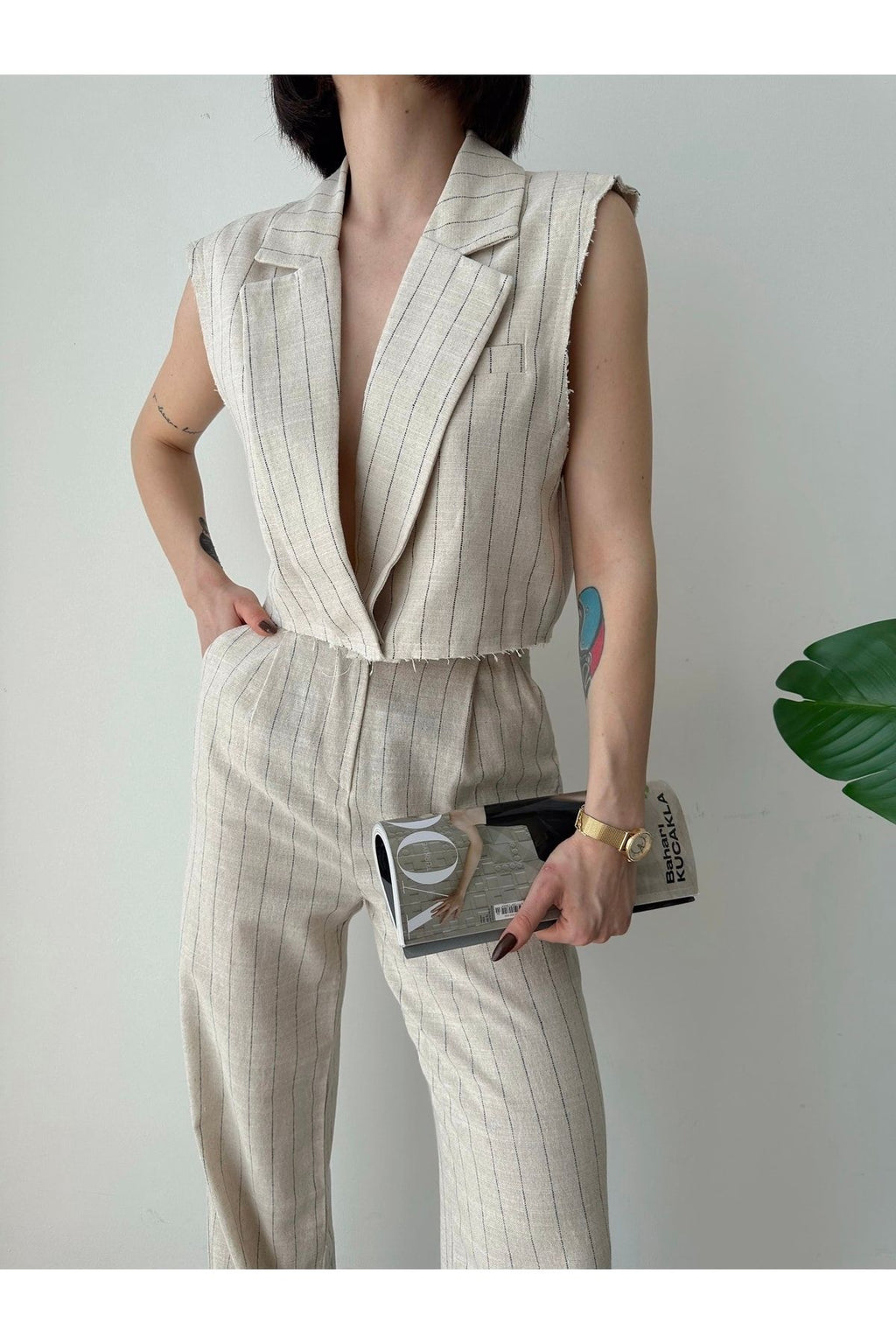 Aec Prive çizgili keten crop yelek pantolon takım ile şık görünüm sunan modern bir moda tasarımı