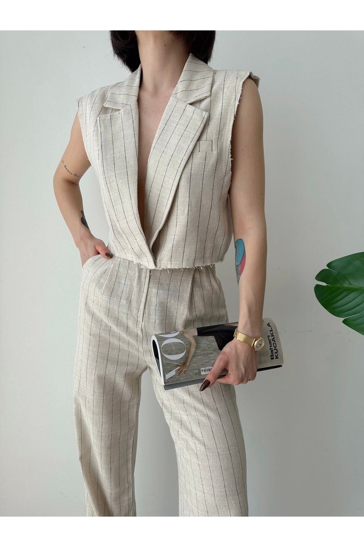 Aec Prive çizgili keten crop yelek pantolon takım ile şık görünüm sunan modern bir moda tasarımı