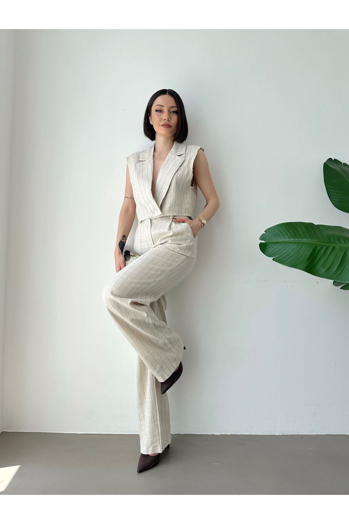 Aec Prive çizgili keten crop yelek pantolon takım, zarif ve şık tasarımıyla modern stil sunar.