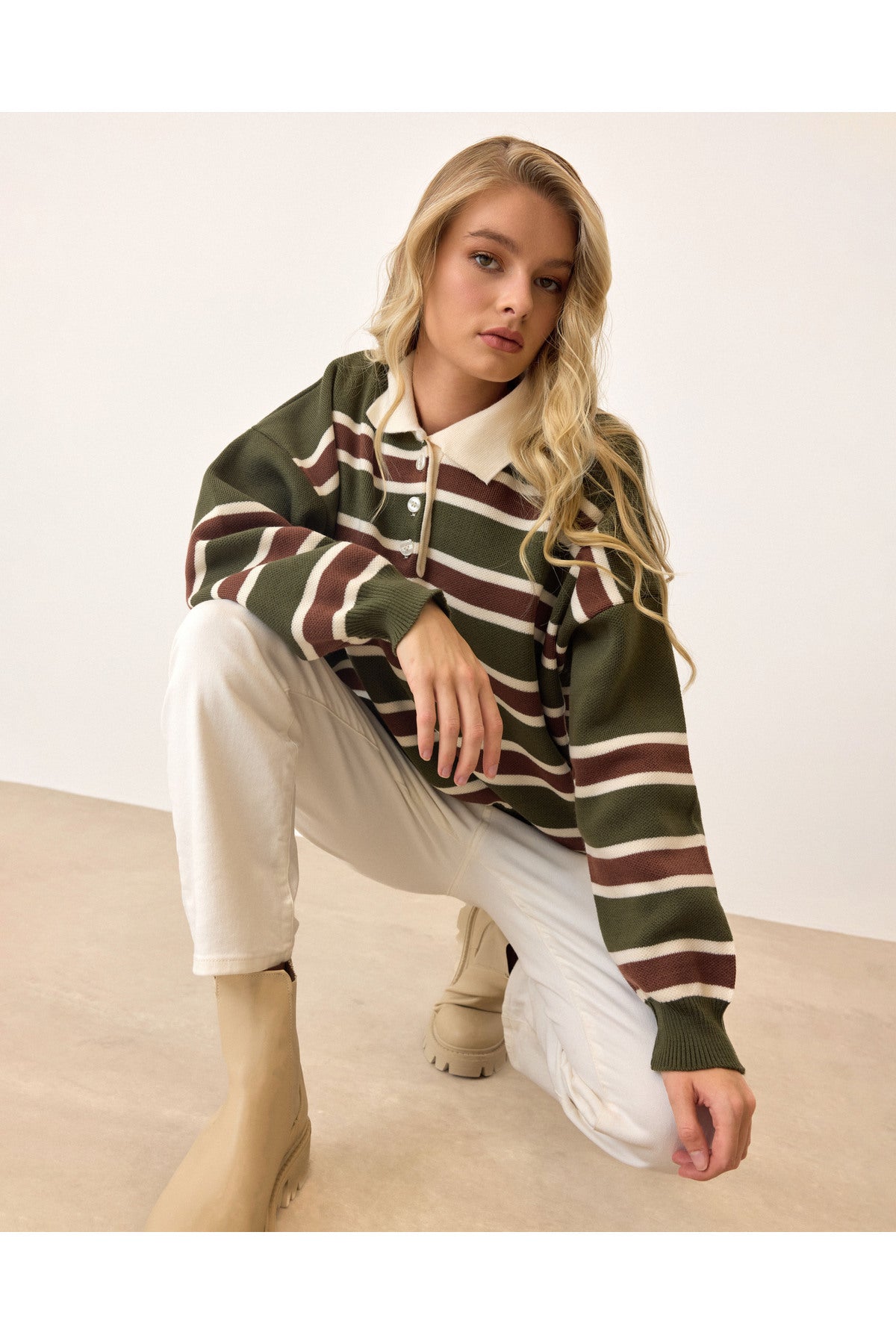 Aec Prive çizgili polo yaka sweatshirt kadın, yeşil-beyaz-mor çizgilerle, rahat ve şık tasarım