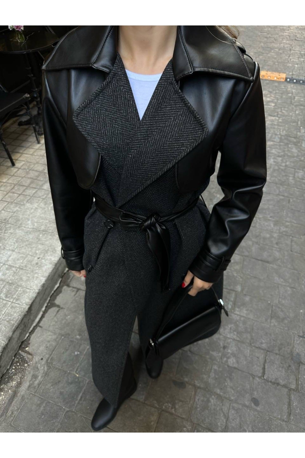 Aec Prive deri detaylı kadın kaşe kaban, modern tasarımı ile şık bir görünüm sunuyor.