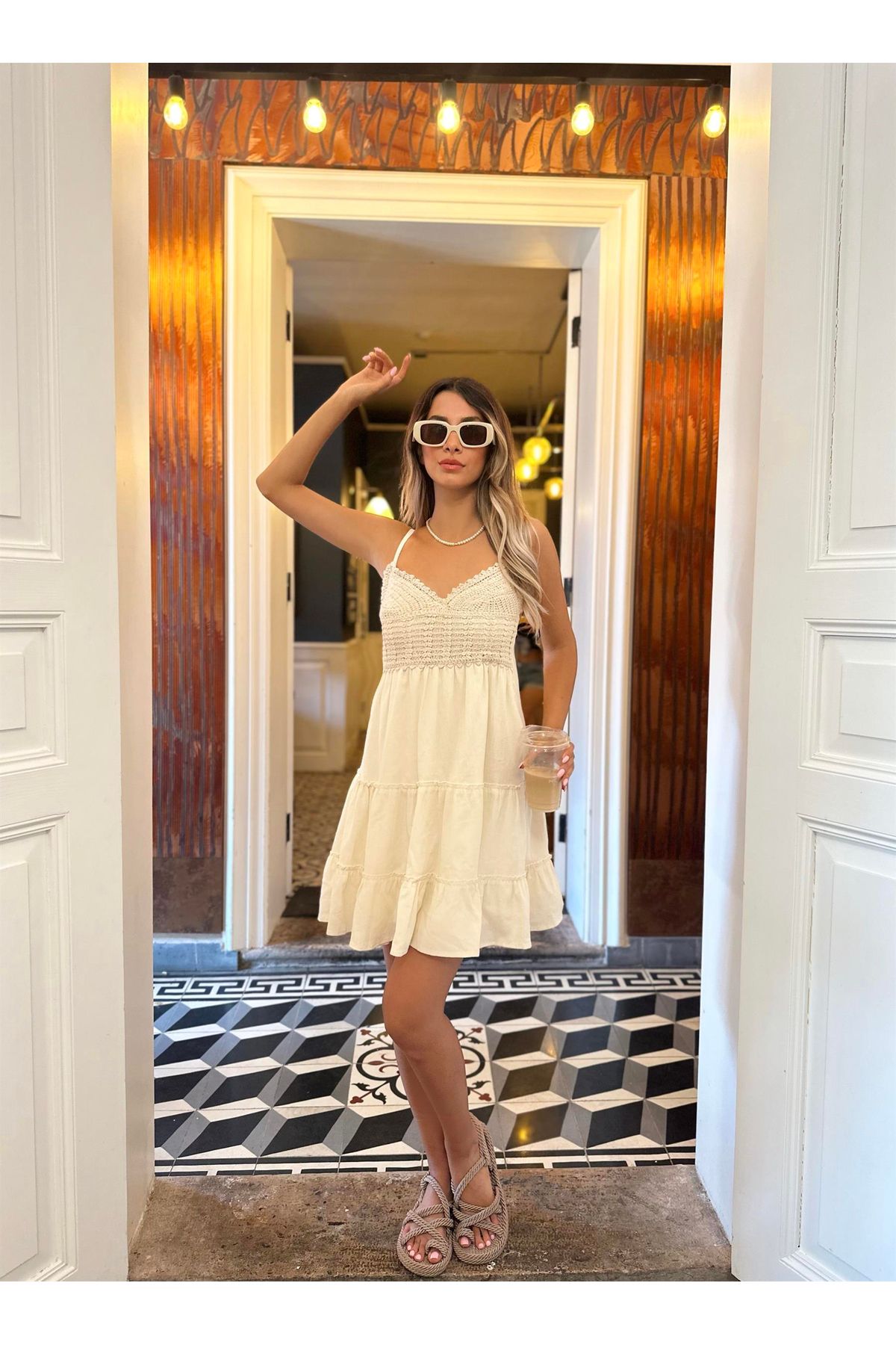 Aec Prive ekru ajurlu keten elbise, yaz için hafif ve şık tasarımıyla dikkat çekiyor