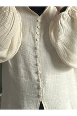 Aec Prive Elizabeth düğmeli kadın gömlek, şık ve şifon kol detaylarıyla zarif bir görünüm sunar.