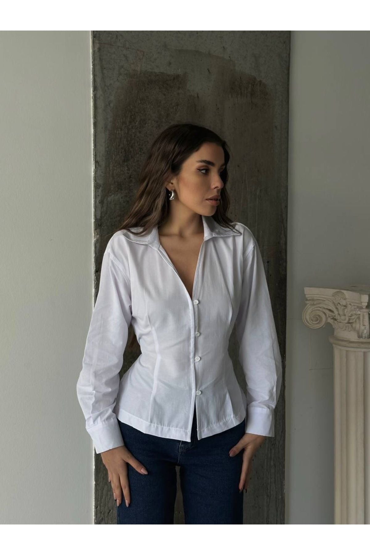 Aec Prive Elizabeth ince belli gömlek, beyaz renk ve düğmeli tasarımıyla zarif bir görünüm sunar.